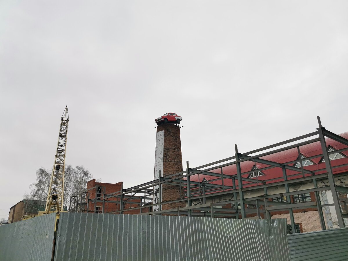 Автомобиль высоко над землей. 