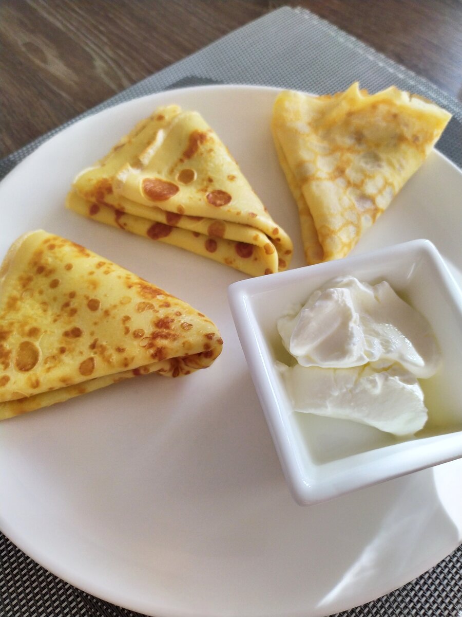 Три блинчика со сметаной. 244ккал