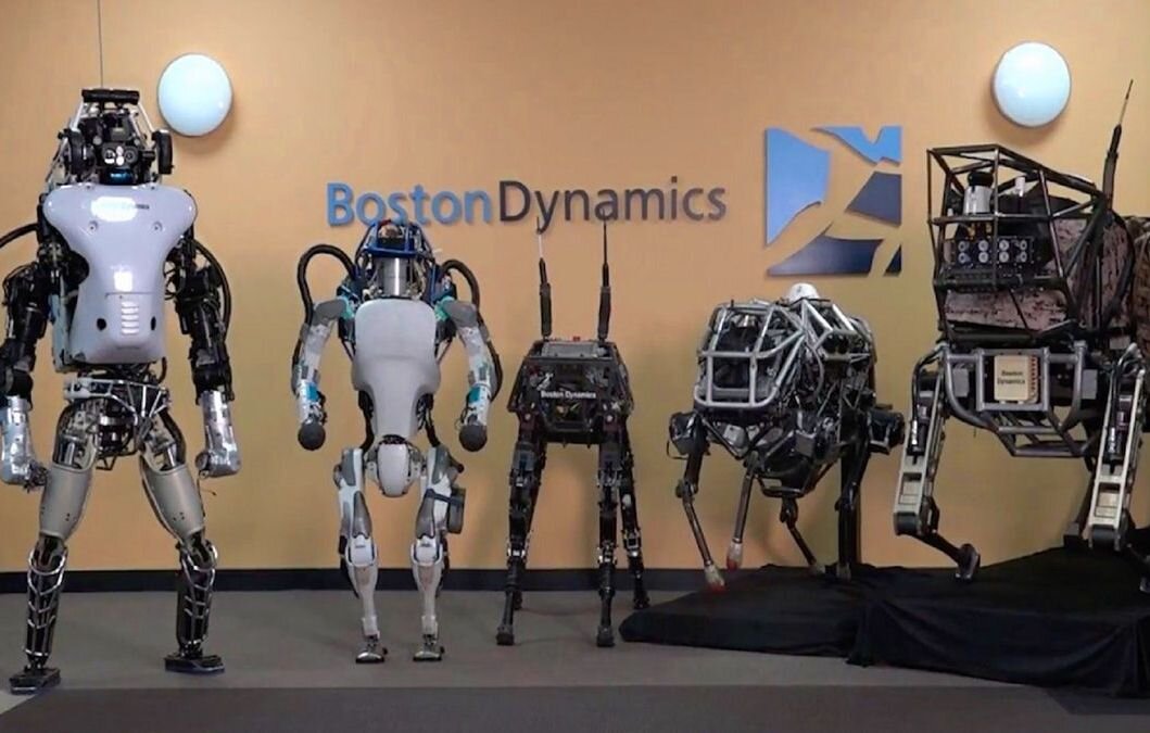 Японская SoftBank ведет переговоры о продаже производителя роботов Boston Dynamics южнокорейской Hyundai Motor, пишет Bloomberg со ссылкой на анонимные источники, знакомые с деталями переговоров. 
По данным источников, сумма сделки Boston Dynamics и Hyundai оценивается в $1 млрд. «Мы находимся в постоянных поисках возможностей для стратегических инвестиций и установления партнерских отношений, однако окончательное решение по данной сделке еще не принято», — рассказали в Hyundai. Представители Boston Dynamics и SoftBank отказались комментировать переговоры.

Boston Dynamics была основана в 1992 году Марком Райбертом, бывшим профессором Массачусетского технологического института, и более 20 лет самостоятельно занималась робототехникой. В 2013 году компанию купила Google, а в 2017 году IT-гигант продал ее SoftBank. Сумма сделки при этом не раскрывалась.

Несмотря на популярность роботов Boston Dynamics на YouTube, сам бизнес не приносит прибыли, отмечает Bloomberg. С другой стороны, Boston Dynamics начала продавать своих четвероногих роботов Spot только в этом году, и глава компании Роберт Плейтер надеется, что бизнес станет прибыльным «примерно через два с половиной года».

Hyundai в отличие от Boston Dynamics выпускает и продает практичных промышленных роботов, предназначенных для использования на заводах, пишет Bloomberg.

