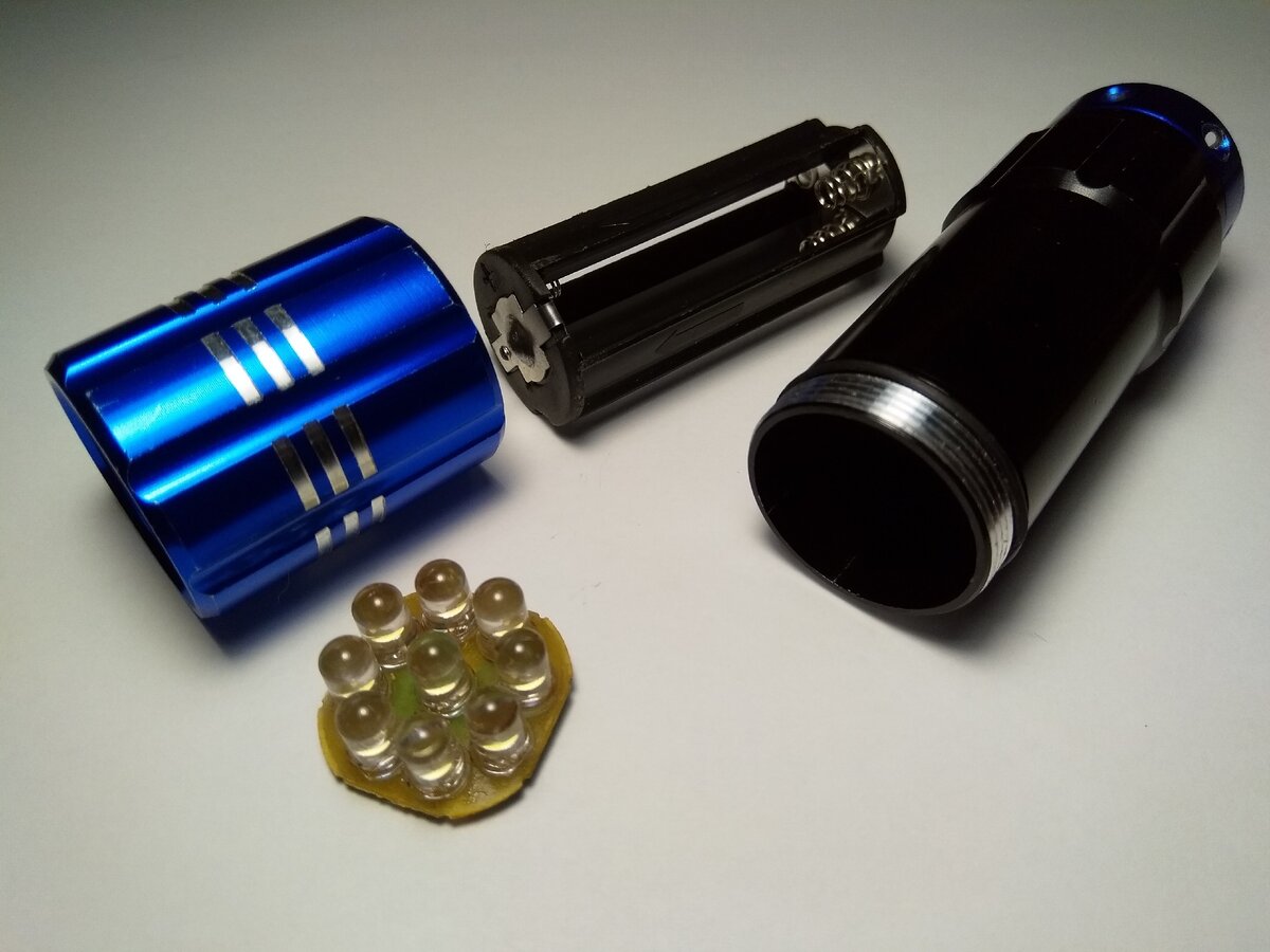 Детали разобранного фонарика.