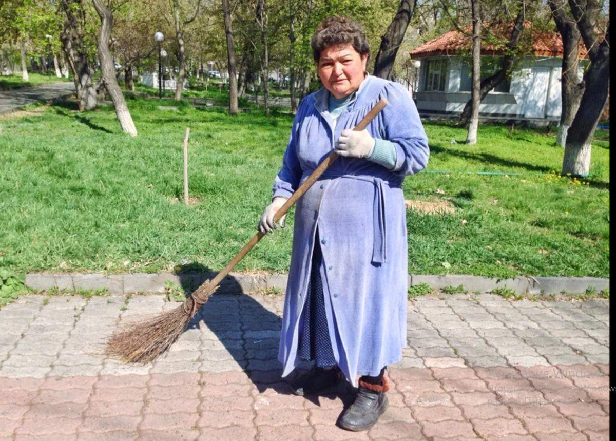 Уборка старой крепости. Дворник. Дворник с метлой. Женщина дворник. Уборщик дворник.