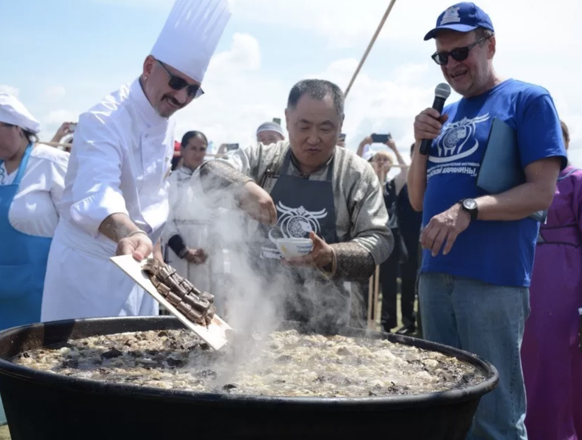 Алтайская кухня национальная республика алтай. Тыва чемнер шагаа. Национальная кухня монголии. Шагаа изиг хан. Кровяная колбаса «изиг-хан».