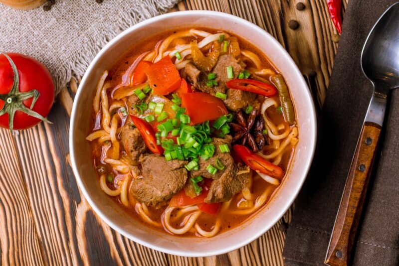 🍝Для подливы: 
🥩Мясо (без костей)
🧅Лук
🥕морковь
🟡репа
🌶паприка-по 1шт.
🥫Томат-1ч.л.
🍅Помидор-1шт.
🧄Чеснок - 2 зубчика
🔅Раст.масло-2ст.л.
🍝Слив.масло-50г
🍝Специи (соль,перец черный,острый и паприка и зелень по вкусу)

🍝 Для лапши:
🥚1 яйцо
💧100 мл.холодной воды
🧂Соль щепотка
🌾Мука по надобности

