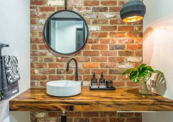 Плитка ручной формовки в интерьере ванной