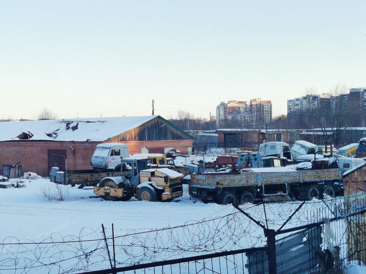 Куча целых и разобранных Камазов. Каток когда-то тоже был рабочим. Интересно, можно ли сейчас его завести?