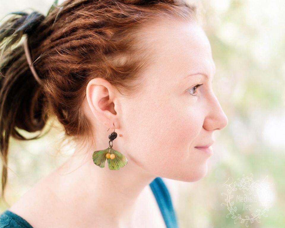 Юлианна Волкова в гинкго серьгах с авантюрином.