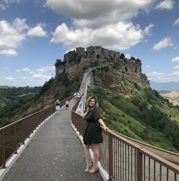 Вот такой узенький мостик отделяет город на вершине от остального мира