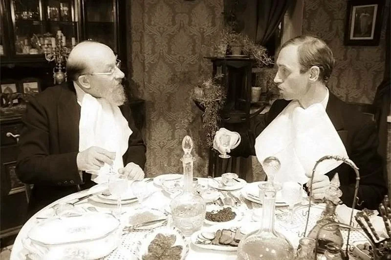 Это Преображенский (слева) и Борменталь (справа) кушают