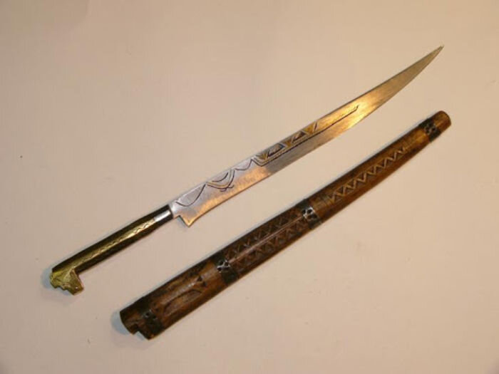 1 Флисса, Алжир 

Флисса — традиционный меч кабилов, берберов Алжира, использовался до 19 века. Характерен тонкий и прямой вид меча с заточкой с одной стороны.