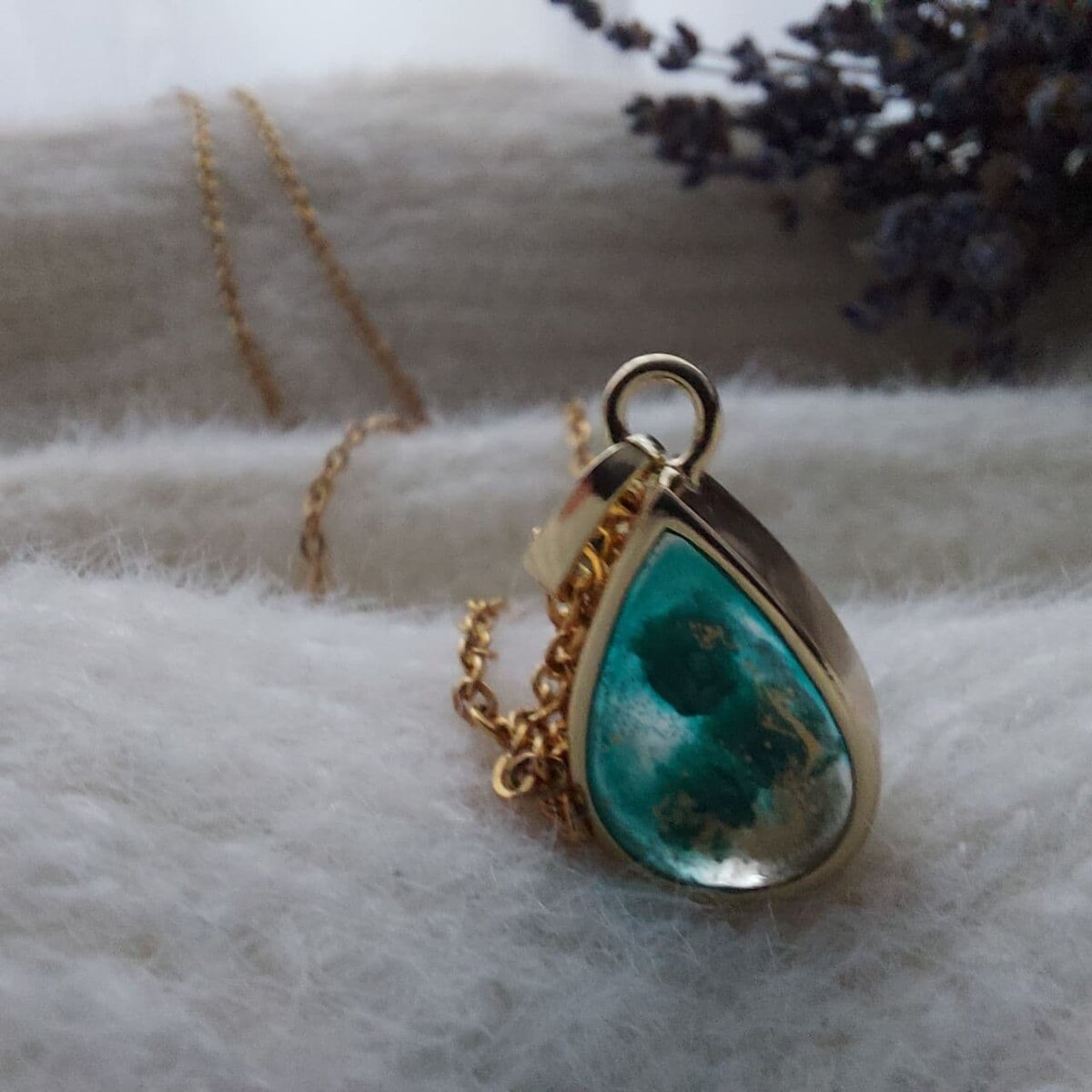 Подвеска с цветком из эпоксидной смолы