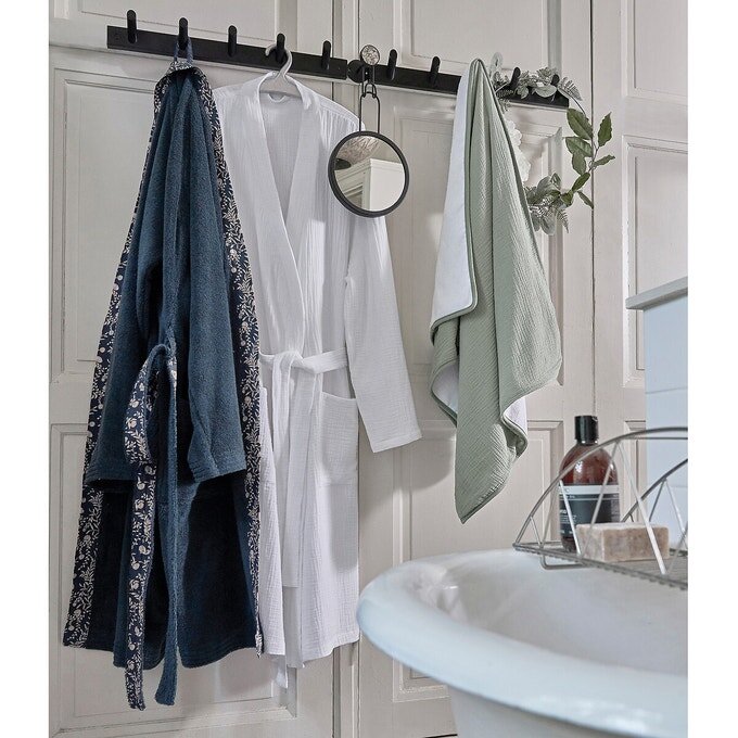 Фото - собственность La Redoute. Большое зеркало тут заменено на маленькое ручное, которое расположилось на рейлинге с полотенцем. 