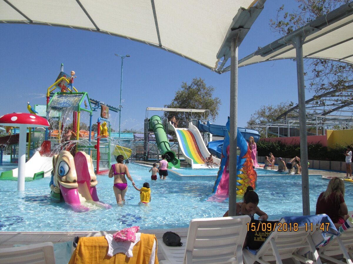 В "Даймё биз" хорошие аквапарки, но с лежаками и местом в лобби есть проблемы