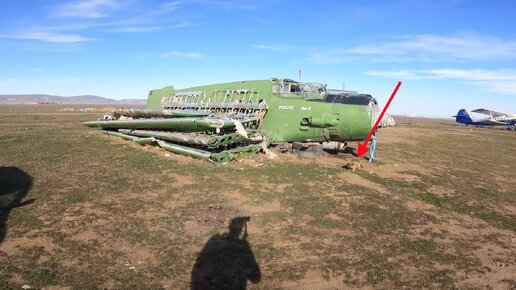 Заброшенный Ан-2 в поле охраняла дикая зверюга. Чуть ноги не лишился, но видео сделал ✈️😈😎