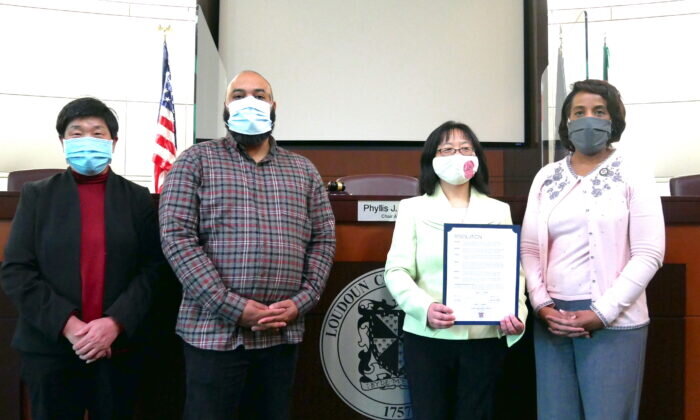 Филлис Дж. Рэндалл, председатель Наблюдательного совета округа Лаудон, и Коран Т. Сайнс, заместитель председателя Наблюдательного совета, в правительственном центральном округе Лаудон, штат Вирджиния, 3 марта 2020 года. (Sherry Dong/The Epoch Times)