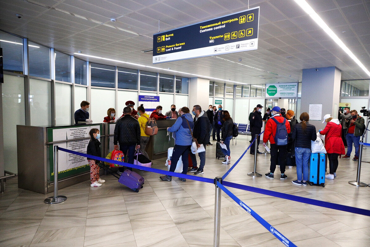 Аэропорт храброво задержание ножи. Храброво ночью. Сотрудники аэропорта храброво. Паспортный контроль в аэропорту. Улетающий самолет.