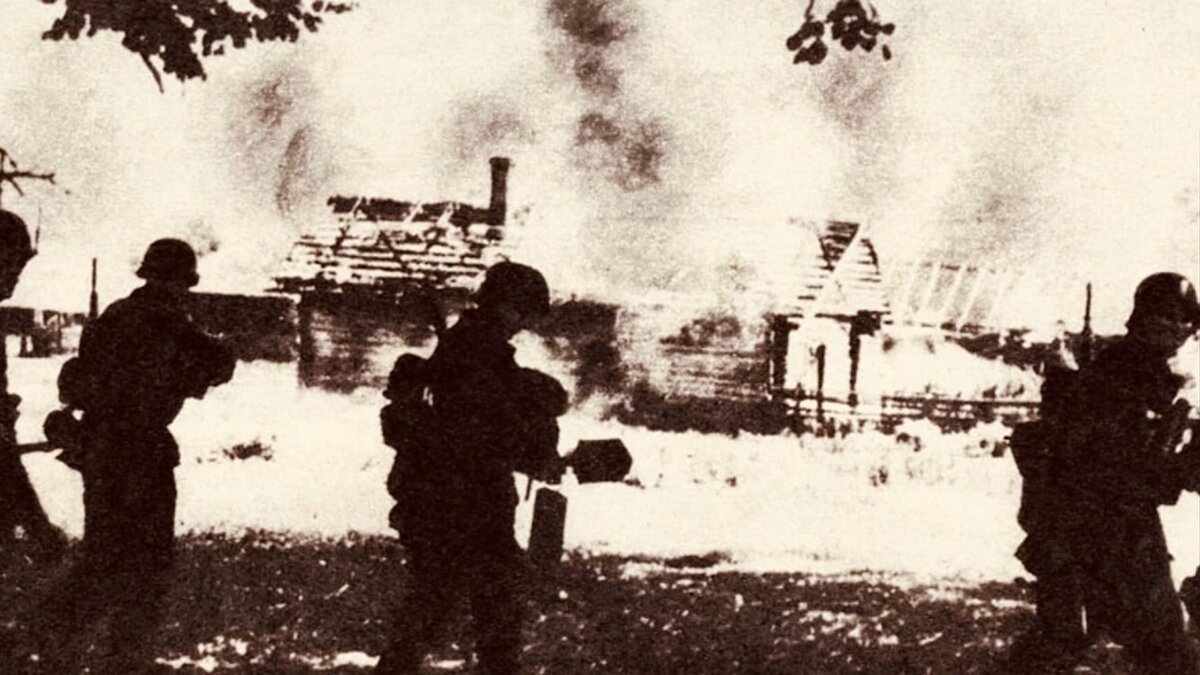 Уничтожение хатыни. Хатынь Сожженная деревня немцами в 1943. Хатынь 1943.