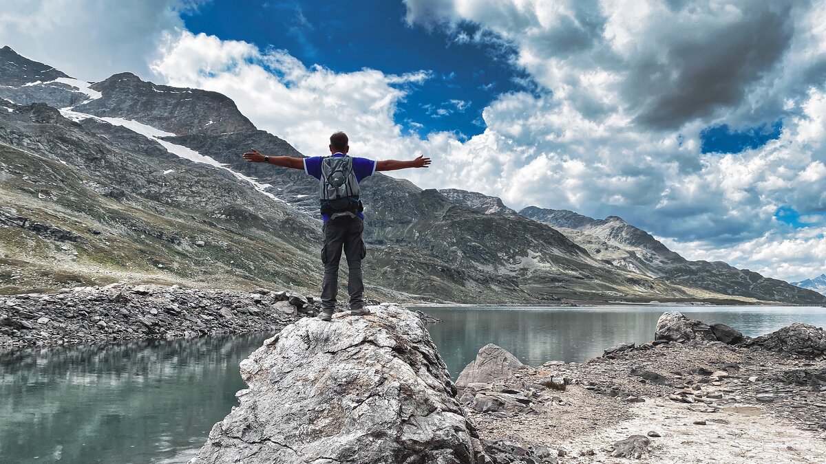 Условие жизни человека в горах. Горы река человек. Go from Peak Happiness.