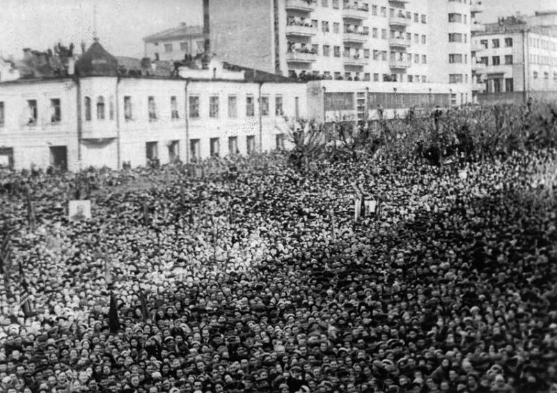 9 мая 1945 г. 150 тысяч новосибирцев вышли на площадь имени Свердлова на стихийный митинг