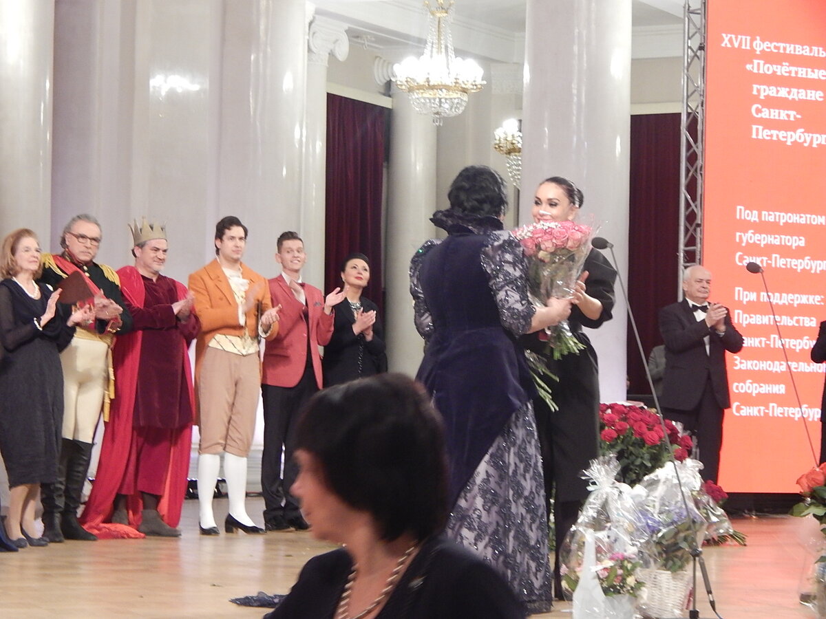 Маргарита Грицкова вручает цветы Учителю