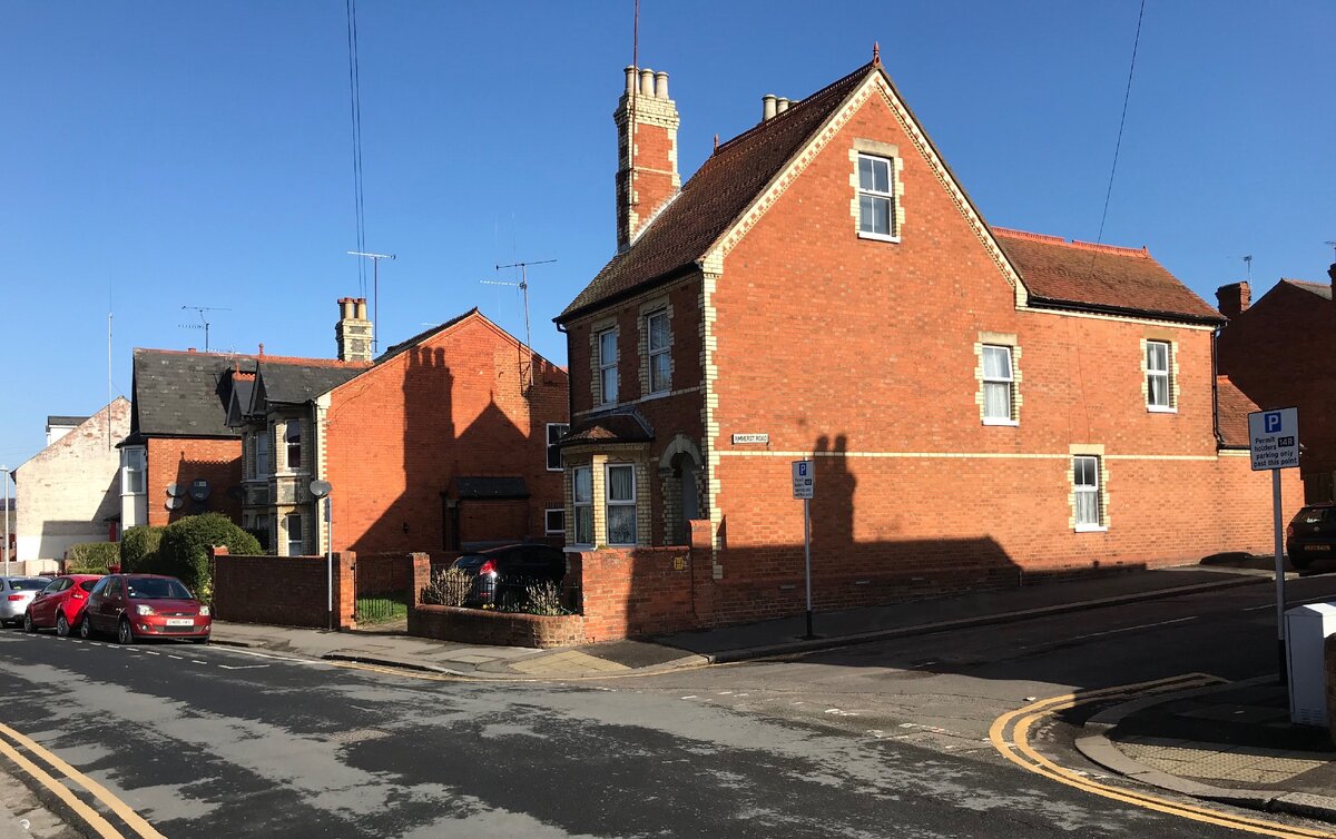 Reading - город красного кирпича, где значительная часть викторианской застройки вся из него.