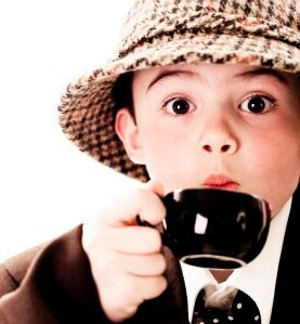 Многие родители задаются вопросом «Можно ли детям пить кофе?». Конечно, если Вы заядлый кофеман, то ребенок тоже захочет попробовать кофе, поскольку Вы для него – пример. А может быть, Ваш отпрыск просто случайно отопьет из забытой на столе чашки с кофе. Что же будет? Не паникуйте и давайте разберемся.
Пить кофе детям не рекомендуют, поскольку кофеин стимулирует мозговую активность и возбуждает нервную систему. Неокрепший детский организм вследствие употребления кофе будет быстро утомляться, нарушится сон – т.е. пользы нет, один вред. Кроме того, напиток обладает мочегонным свойством, из-за чего выводит из растущего организма полезные вещества, а значит, сводит на нет все Ваши усилия по взращиванию здорового чада. Вы кормите ребенка кашами и фруктами, а кофеин лишает его важных для роста микроэлементов.
Можно заметить, что часто в детских садах детям дают кофе. «Неужели они не знают, можно ли детям пить кофе?». Не волнуйтесь, ребенок будет пить там не настоящий напиток, а его заменитель из ячменя или цикория с молоком. Говорят, что по вкусу он схож с оригиналом, но скажу Вам как заядлый кофеман: это два разных напитка. И кофеина в суррогатном кофе, конечно же, нет. К слову, воспользоваться этой хитростью можно и дома, дав чаду суррогат, если он настойчиво требует то же, что в Вашей чашке. Хотя вкус настоящего кофе ему вряд ли понравится, так что можно дать ему отпить глоток, но только если ребенок уже достиг школьного возраста. Если нет – сварите и выпейте вместе с ним какао. Это принесет пользу и ему, и Вам.