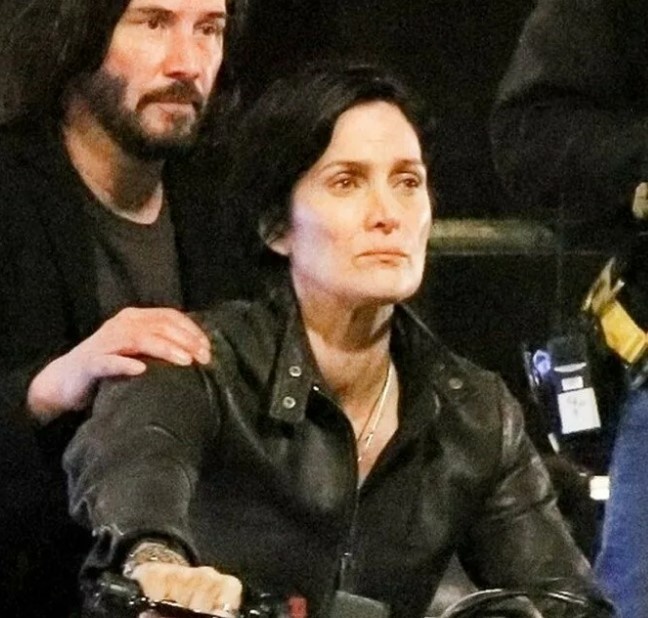 Кэрри-Энн Мосс на съемках Матрицы 4