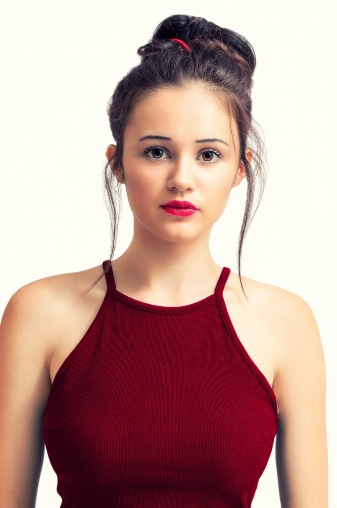 https://www.firestock.ru/devushka-v-krasnom-plate-na-belom-fone-girl-in-red-dress-on-white-background/