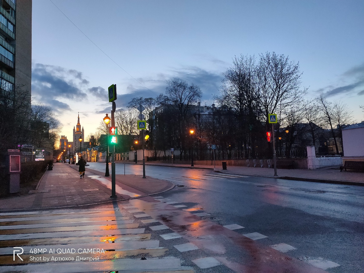 Пустынные улицы центра Москвы, будний вечер. Фото автора 