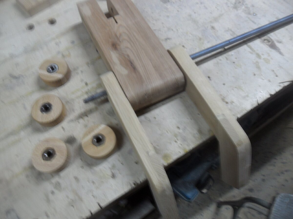 Сборка светильника из дерева.