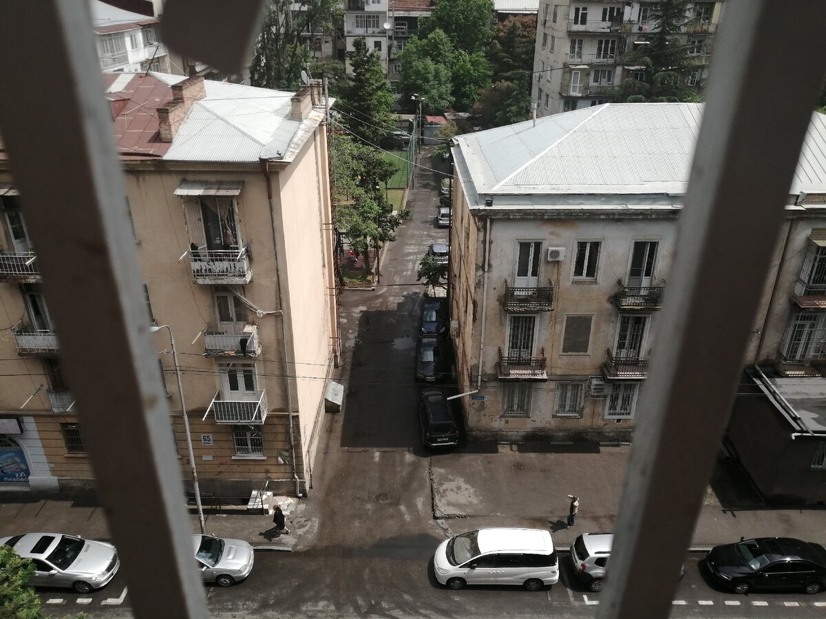 Вид из окна старого дома в центре Тбилиси