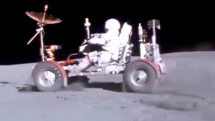 Заднее левое колесо несколько кадров не вращается.