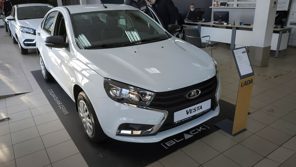 Lada Vesta седан вторая комплектация: 1.6 л 16-кл. (106 л.с.), 5МТ / Classic / Start от 753900 рублей.