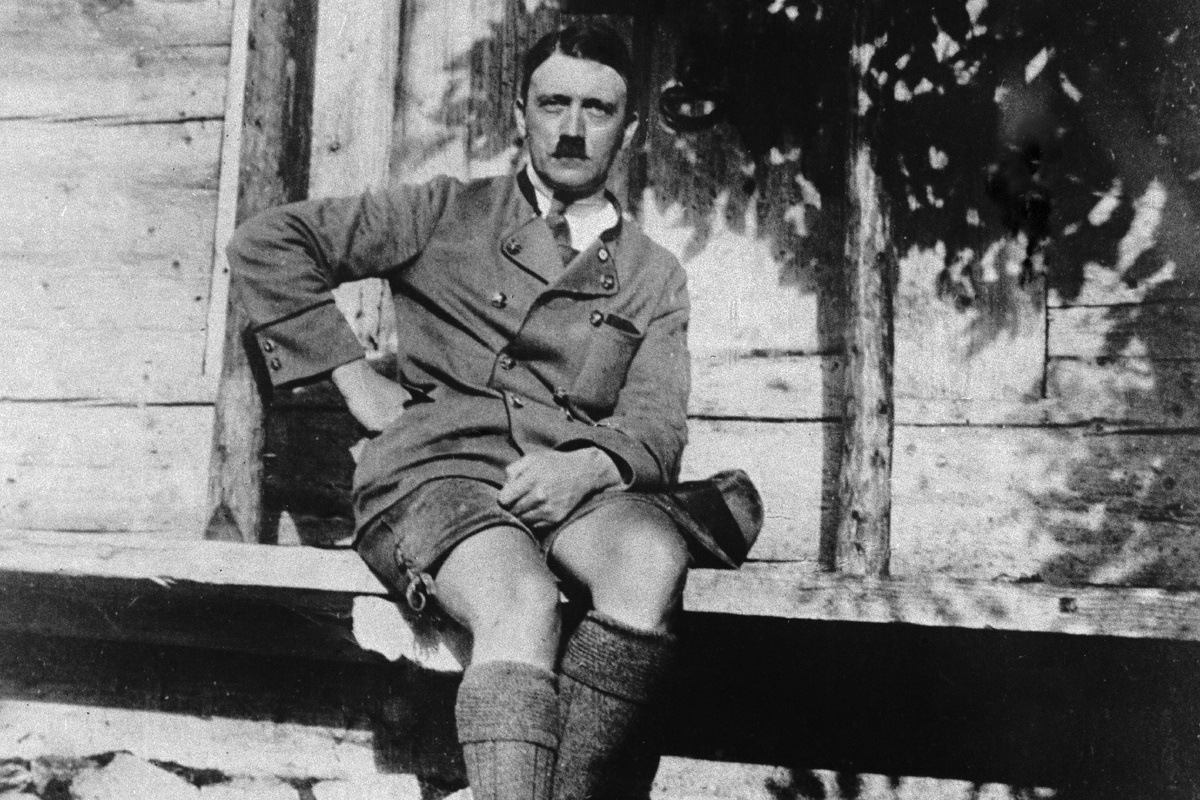 Адольф Гитлер (на скамейке)