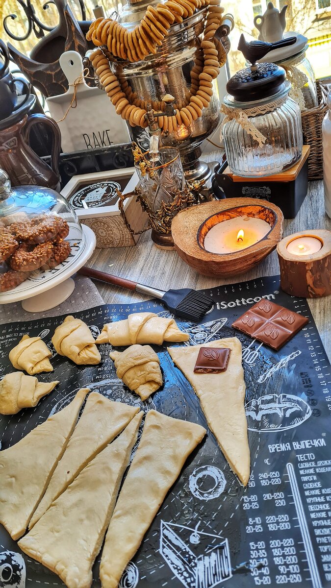 Для приготовления нам понадобится: готовое слоеное дрожжевое тесто , шоколадка . Растопленное сливочное масло для смазывания в процессе выпекания