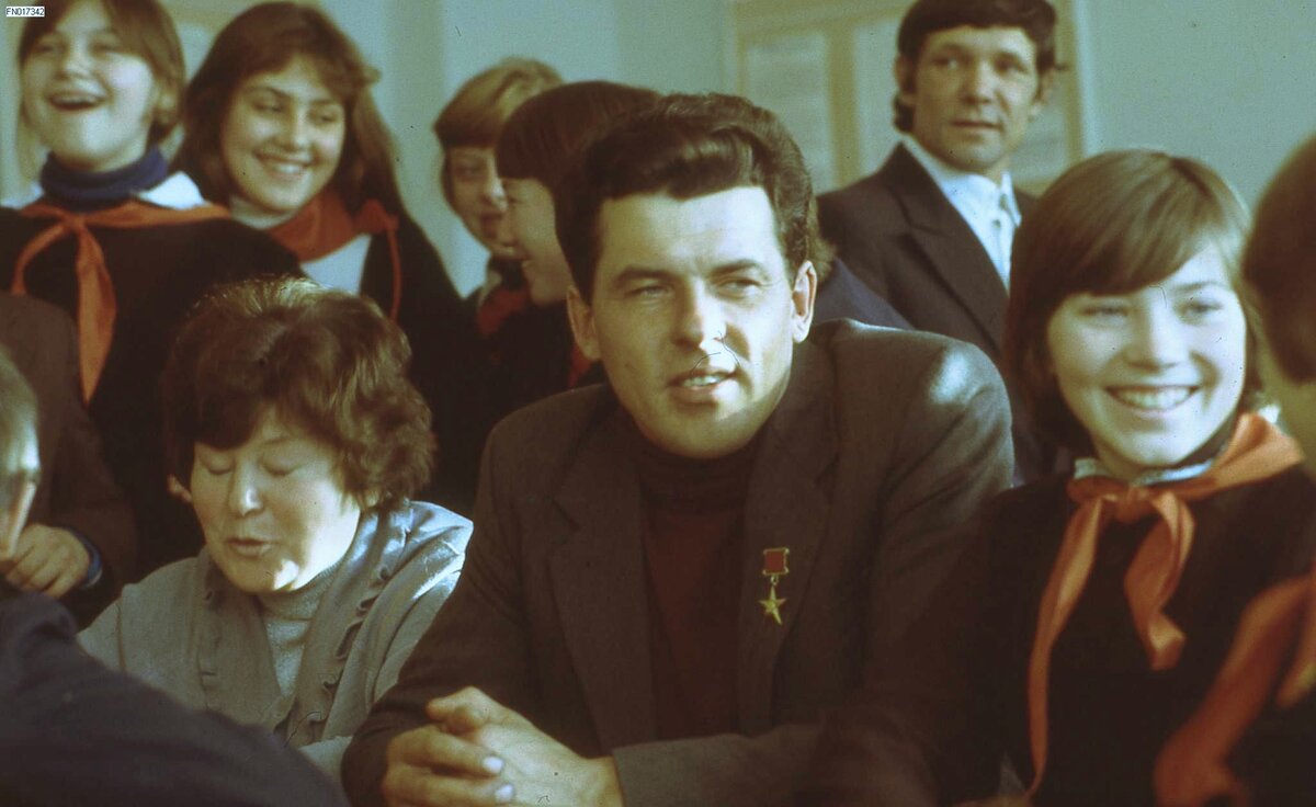 Бригадир, Герой Социалистического труда Леонид Казаков с учениками п. Звездный. Фото Э. Брюханенко