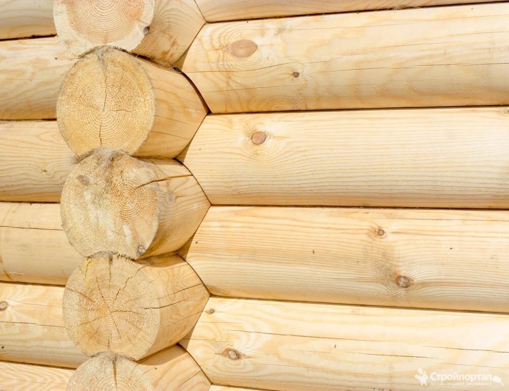 Какие материалы используют профессионалы при строительстве деревянного дома, разберемся в них подробнее.