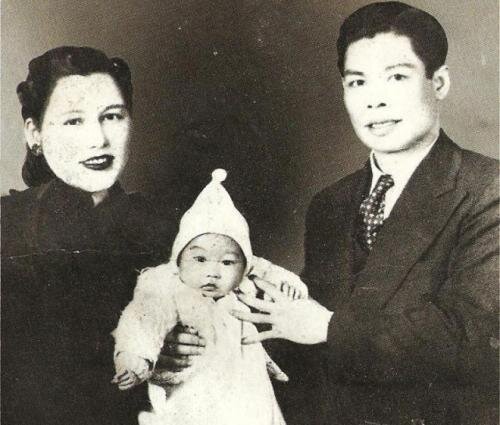 Детское фото Брюса и его родителей.