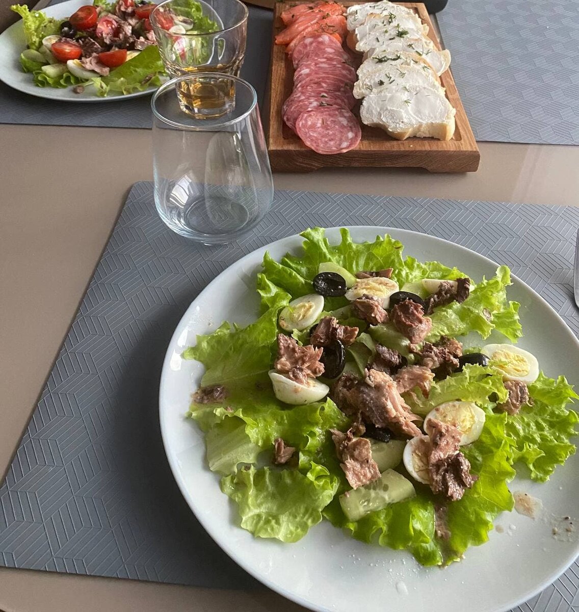 вон на столе они как красиво у меня стояли.