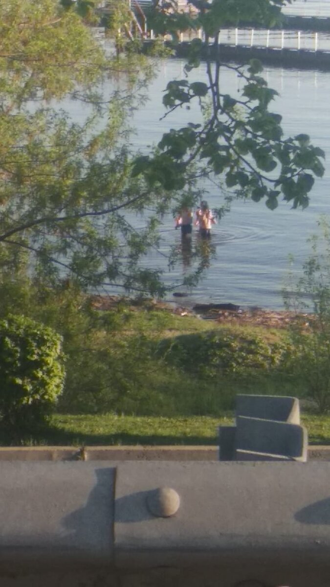 некоторые смельчаки уже открыли купальный сезон