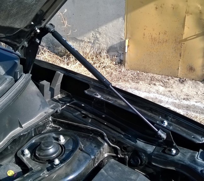 Производитель АвтоВАЗ не планирует применять газовые упоры на актуальной модельной линейке автомобилей