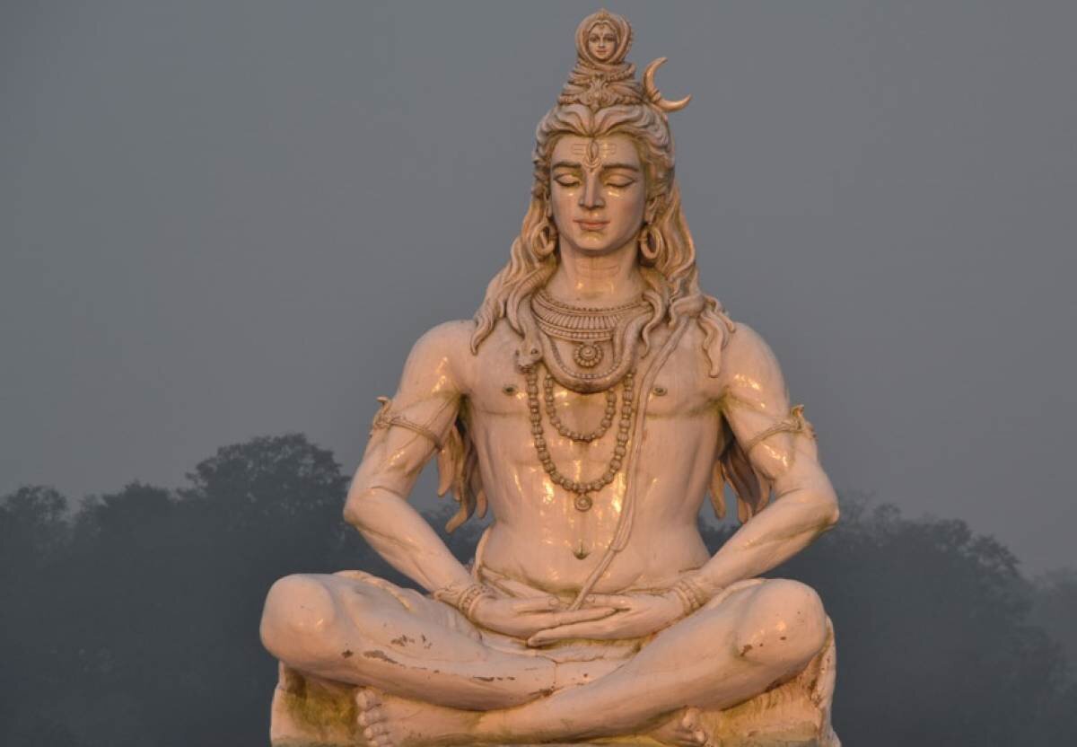 Скульптура Шивы необыкновенной красоты на берегу Ганги в Харидваре. Сам видел ее там