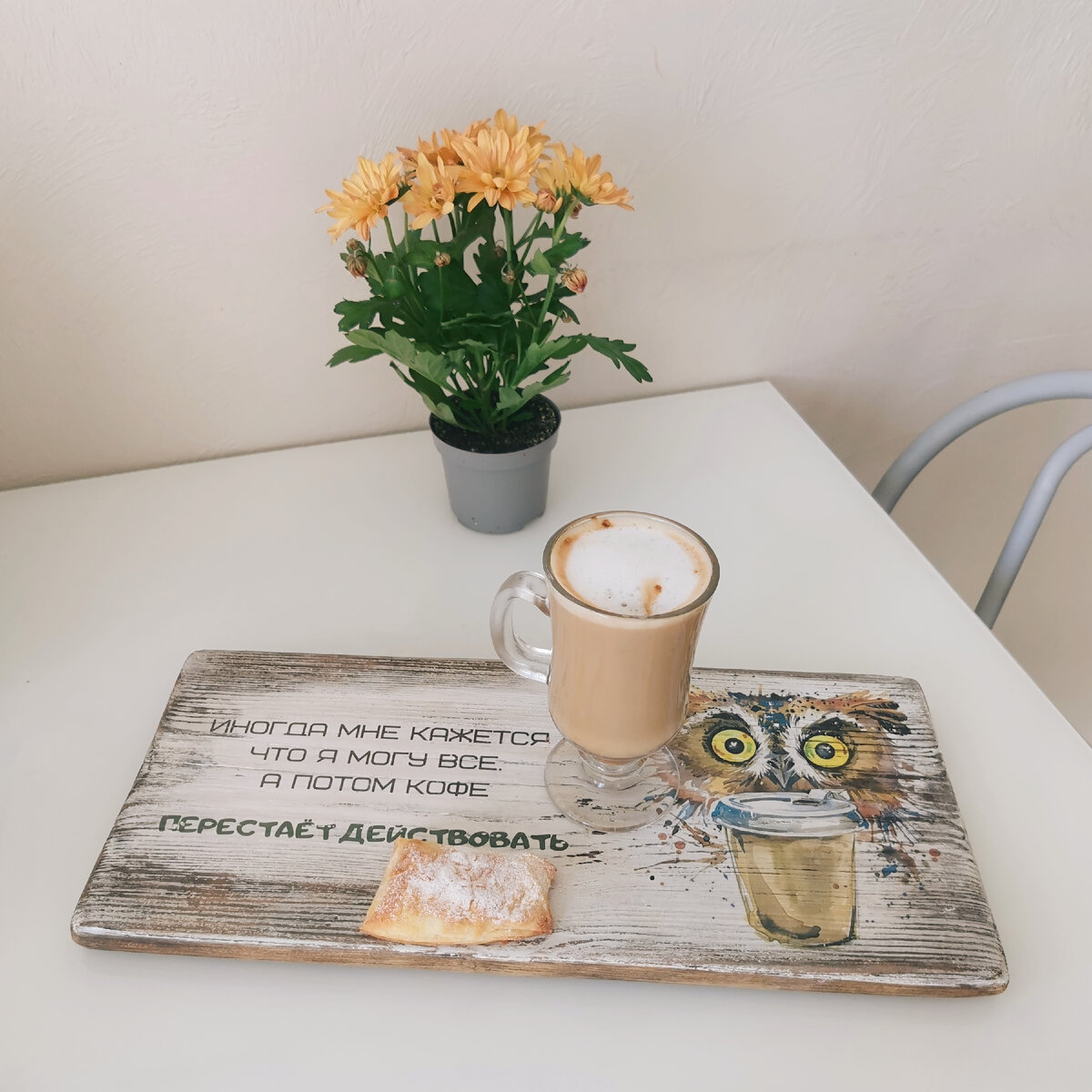 Пример декупажа на подносе. Техника "вживление" 