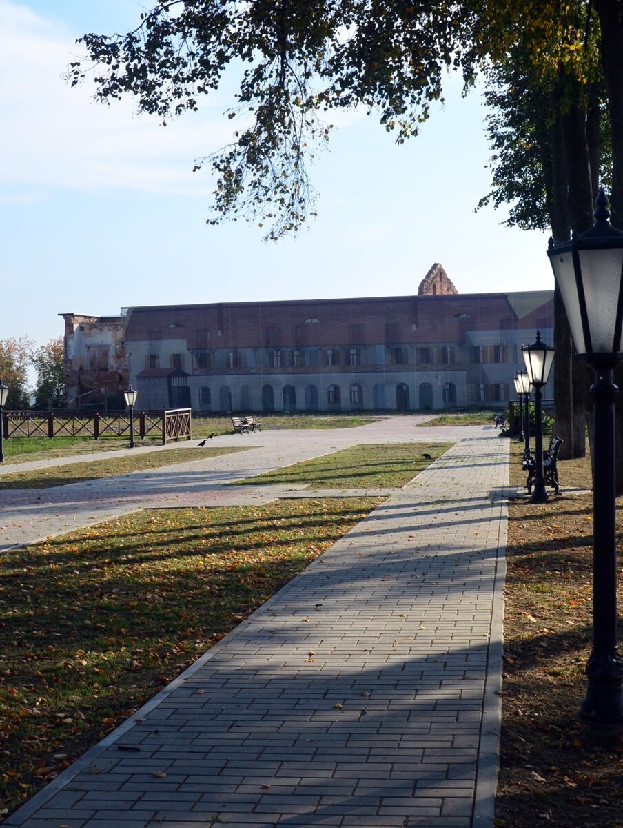 Замок закрыт рисунком, за ним - руины