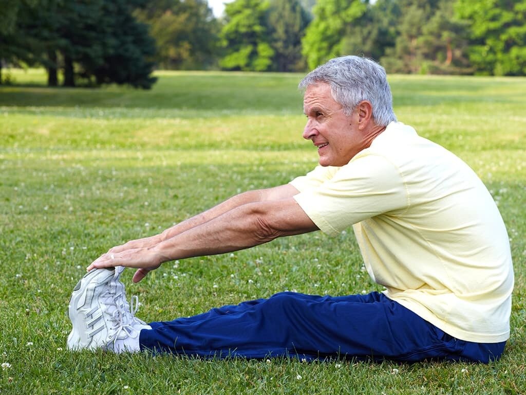 Упражнения для суставов после 60. Спортивные люди в возрасте. Физкультура для пожилых. ЛФК для пенсионеров. Спортивный пожилой мужчина.