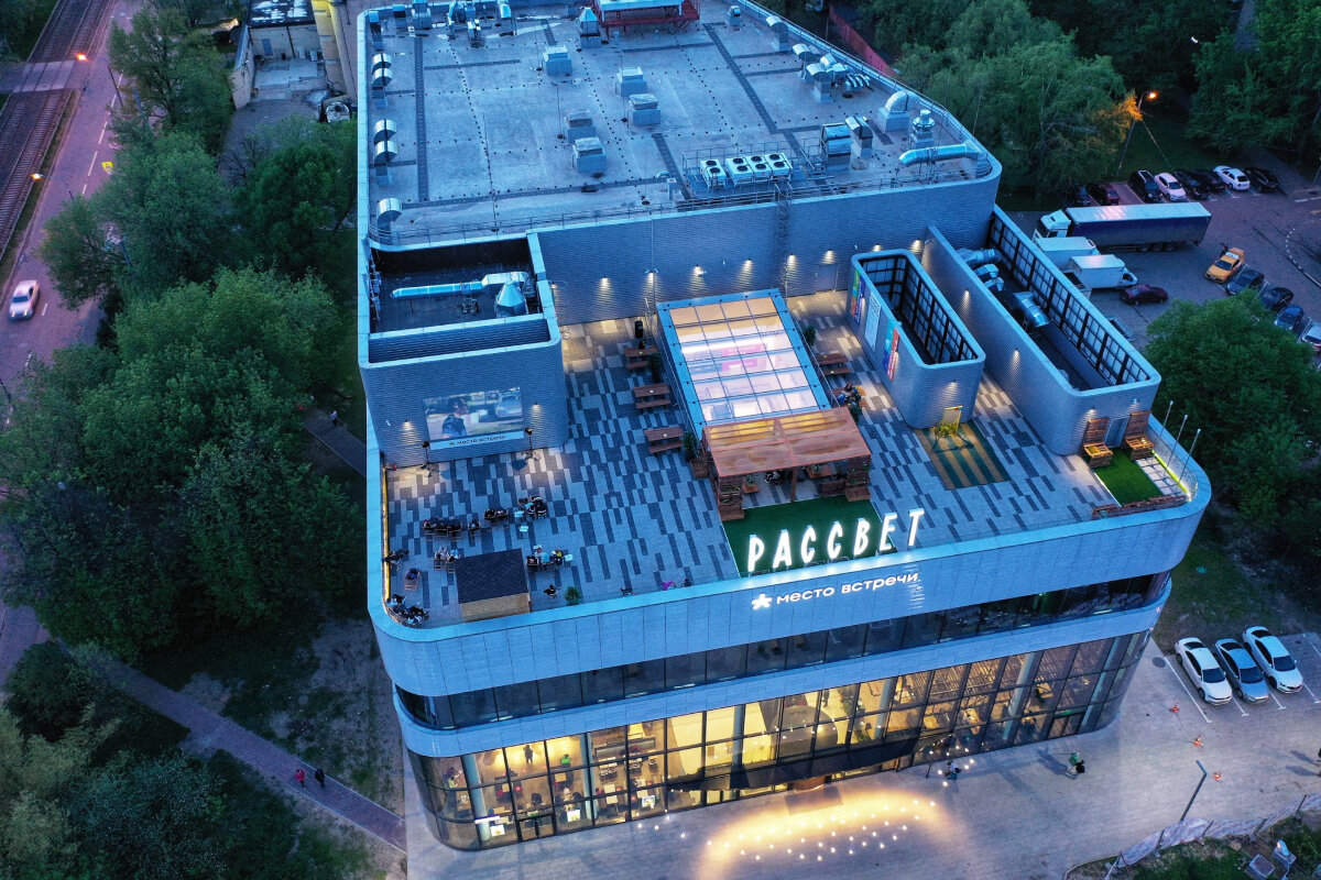 Летний кинотеатр на крыше районного центра «Рассвет» (Фото: АГН «Москва»)