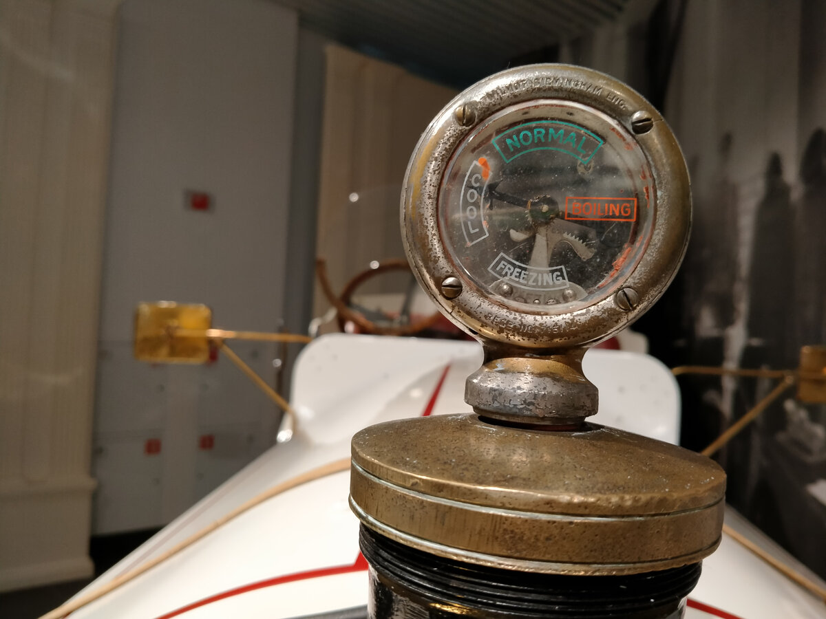 Как и у многих автомобилей того времени «термодатчик» стоял на переднем краю капота. 