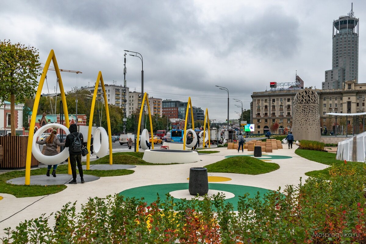 Центральная часть нового парка на Павелецкой площади в Москве открыта после благ