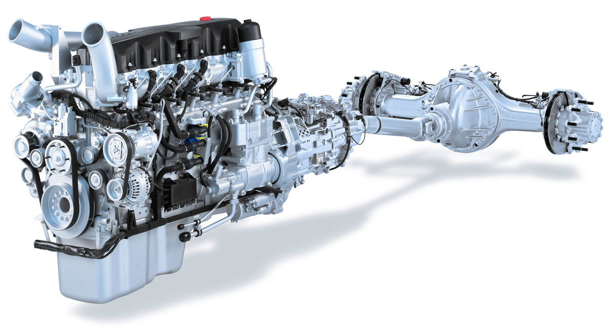 На двигателях Paccar MX установили новый турбонагнетатель, систему EGR, увеличили степень сжатия. Установили новые поршни и форсунки. Доработаны также масляный насос и насосы рулевого управления. CF и XF оснащают автоматическими 12‑ и 16‑ступенчатой коробками передач TraXon. Поскольку задние оси новые, можно использовать редукторы с передаточным числом 2,05, так что на скорости 85 км/ч моторы работают на 1000–1040 об/мин. В дифференциале задней оси изменена конструкция ведущей и ведомой шестерен: узлы должны стать долговечнее, а уровень шума — ниже.