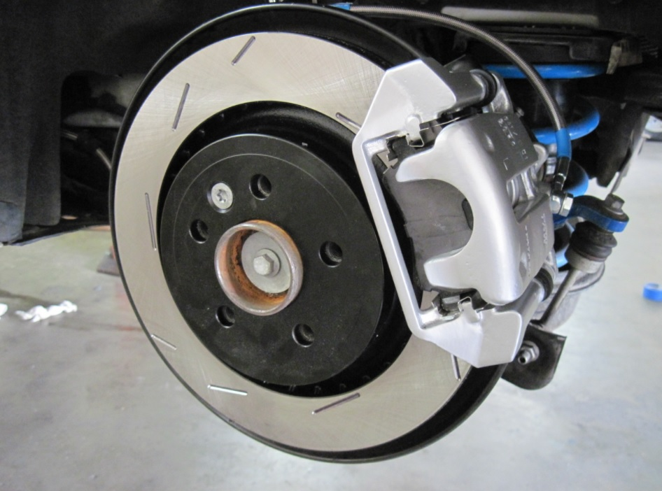 ​​Установка новых тормозных колодок