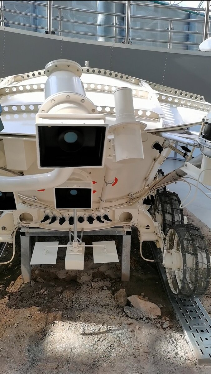 Скриншот кадра из моего видео с луноходом. Вид спереди